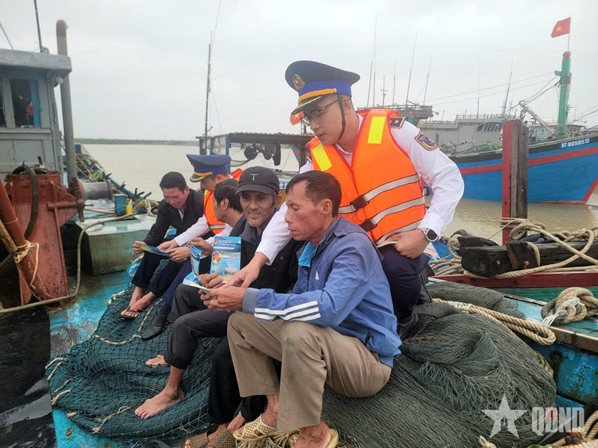 Hải đội 102 (Vùng Cảnh sát biển 1) đẩy mạnh mô hình “Đến tận nhà, ra tận bến”